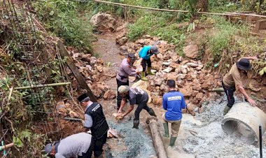Sinergi-untuk-Negeri,-Polres-Trenggalek-Bersama-Warga-Bangun-Jembatan-Merah-Putih-Presisi