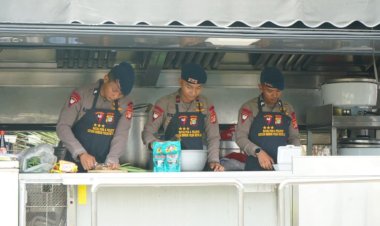 Brimob-Metro-Jaya-Kerahkan-2-Unit-Kendaraan-Dapur-Lapangan-(Randurlap),-Bagikan-Bantuan-Makanan-untuk-Korban-Kebakaran-Pasar-Jiung