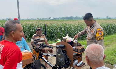 Bhabinkamtibmas-Balongbendo-Ngopi-Bareng-Petani,-Dukung-Ketahanan-Pangan-Nasional