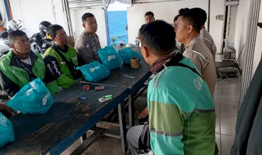 Sambut-Hari-Bhayangkara-ke---80,-Polres-Jember-Berbagi-Paket-Sembako-untuk-Ojol