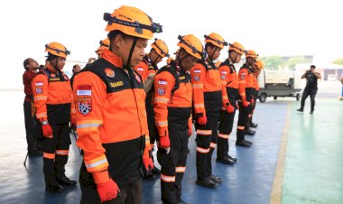 Polri-Kembali-Kirim-Tim-SAR-dan-Bantuan-Logistik-untuk-Percepat-Penanganan-Gempa-NTT