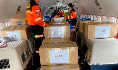 Terus-Bergerak-Cepat,-Polri-Kembali-Kirim-K9,-Obat-obatan-dan-3,4-Ton-Bantuan-ke-NTT