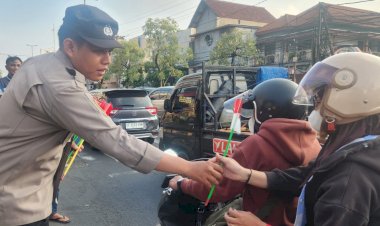 Polisi-di-Sidoarjo-Bagikan-Bendera-Merah-Putih,-Kobarkan-Semangat-Nasionalisme