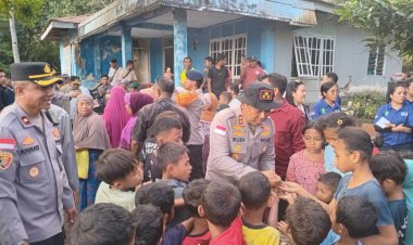 Polri-Berikan-Trauma-Healing-bagi-Anak-Anak-Terdampak-Gempa-Bumi-di-Ende