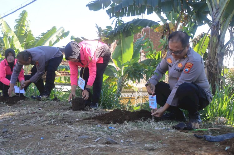 Peduli Lingkungan Polres Probolinggo Tanam Puluhan Pohon Kado Hari Bhayangkara ke - 80