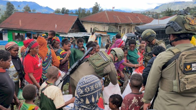 Bantuan Presiden RI Disalurkan kepada Pengungsi Agisiga, Satgas Ops Damai Cartenz Gelar Trauma Healing di Intan Jaya