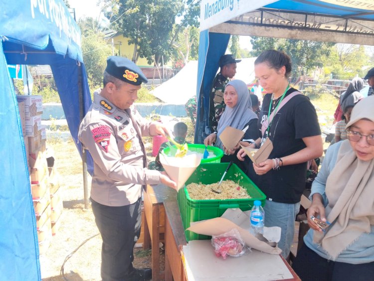 Pelayanan Makanan dan Evakuasi Korban Gempa oleh SAR Korbrimob Polri di Manggarai Timur