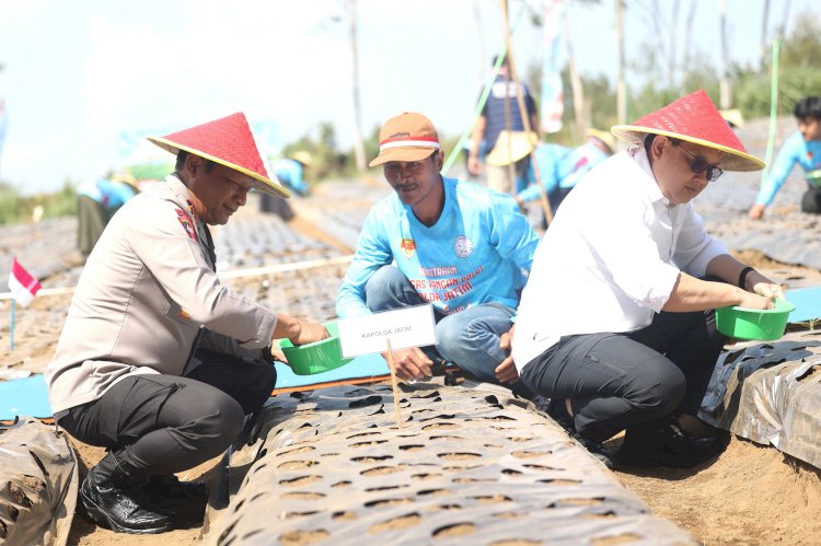 Dukung Swasembada Pangan, Polda Jatim dan Petani Tanam Bawang Putih Serentak