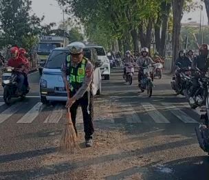 Peduli Keselamatan, Polisi Sigap Tangani Tumpahan Solar di Jalan Raya Buduran
